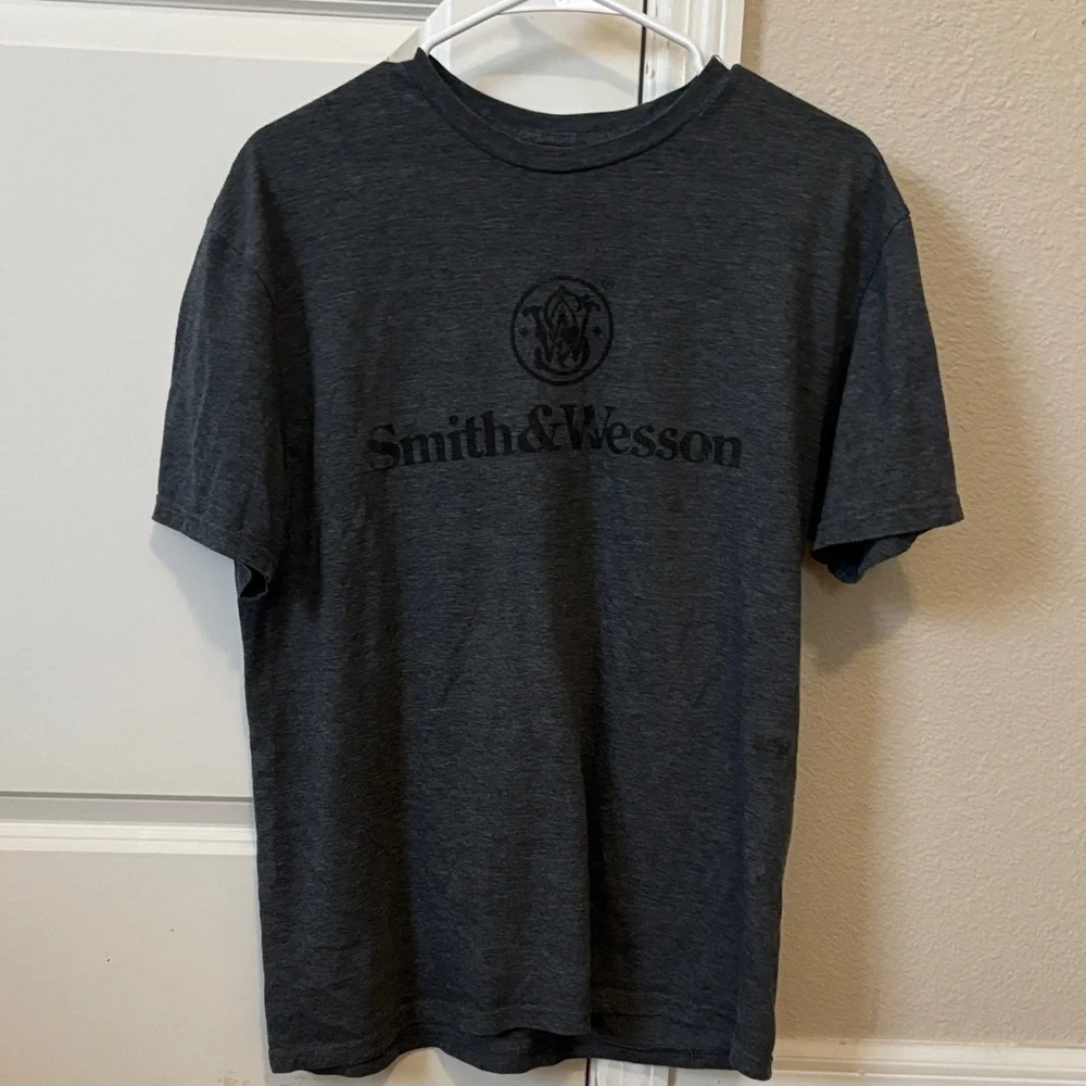 Smith & Wesson Men's Short Sleeve Tee in Charcoal Gray - Picture 1 of 3